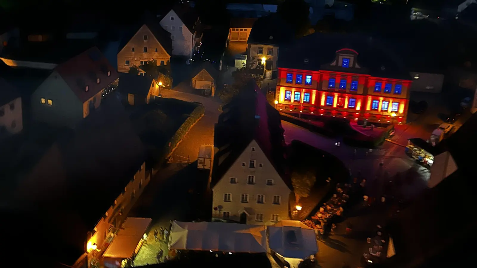 Lichtermeer in Herrieden. Gefeiert wird bis in die Nacht.  (Foto: Susanne Pfahler)