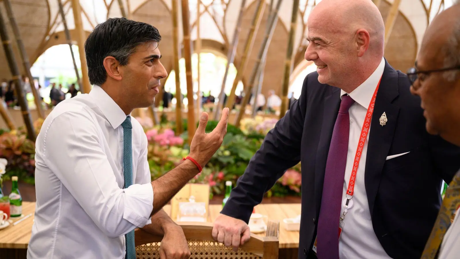 Der britische Premierminister Rishi Sunak (l) mit FIFA-Präsident Gianni Infantino während eines Arbeitsessens auf dem G20-Gipfel in Nusa Dua. (Foto: Leon Neal/Pool Getty Images/AP/dpa)