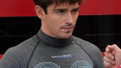 Wegen der neuen Hitze-Regel der Formel 1 können die Piloten wie Charles Leclerc in Singapur Kühlwesten tragen. (Foto: Vincent Thian/AP/dpa)