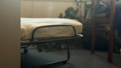 In einzelnen Schlafräumen des Bezirksklinikums gibt es Kameras zum Schutz der Patientinnen und Patienten. So wurde im August 2024 ein Wachmann auf eine Vergewaltigung aufmerksam. (Symbolfoto: Evi Lemberger)