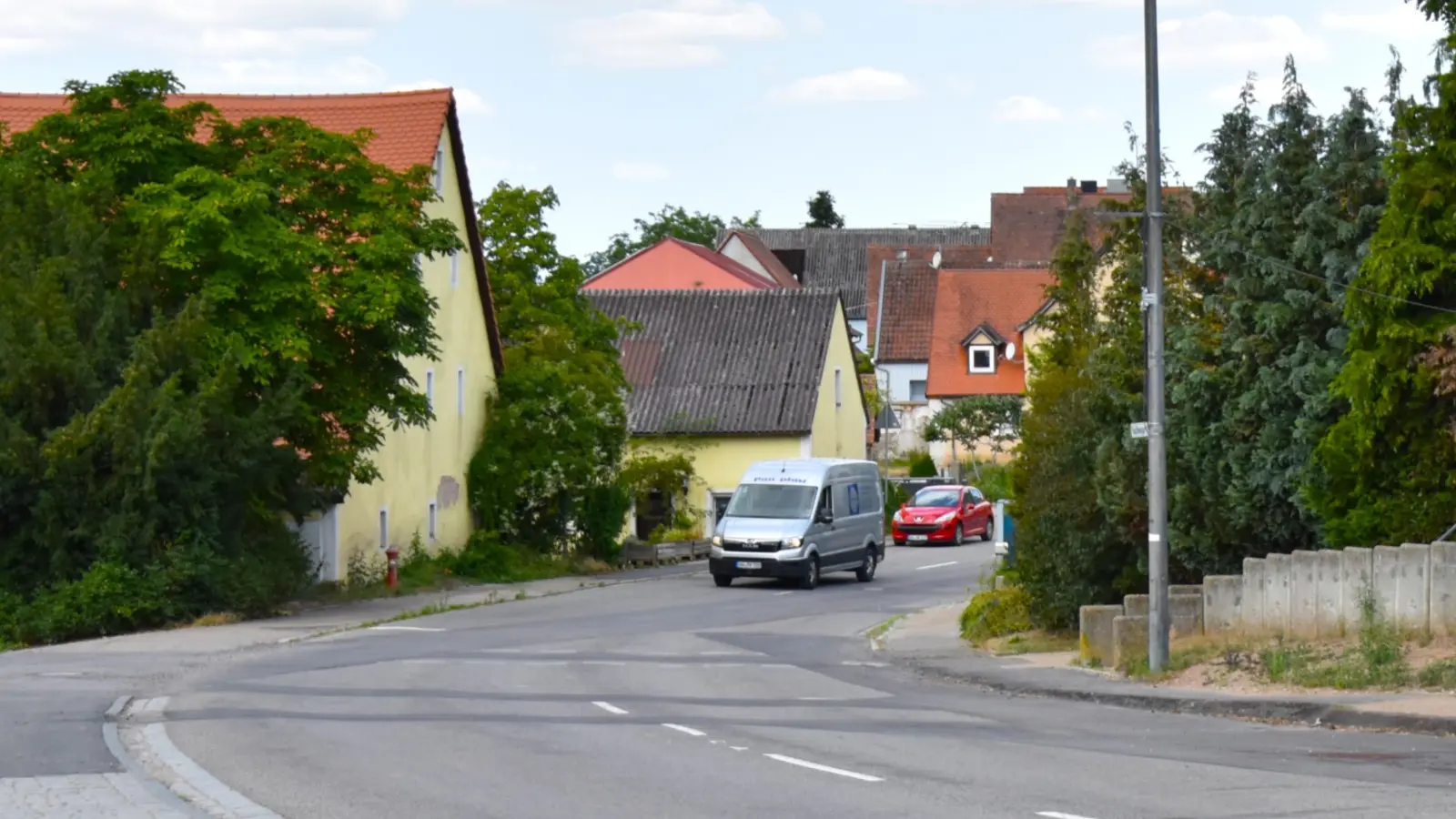 Die Ortsdurchfahrt Weinberg ist vorübergehend wieder frei befahrbar. Ab Mitte April bis Ende November 2027 ist die Erneuerung der Ortsdurchfahrt vorgesehen.  (Foto: Werner Wenk)