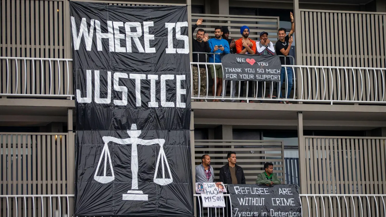 Flüchtlinge und Asylsuchende in Brisbane, die  in australischer Einwanderungshaft sind, während einer Demonstration. (Foto: Glenn Hunt/AAP/dpa)