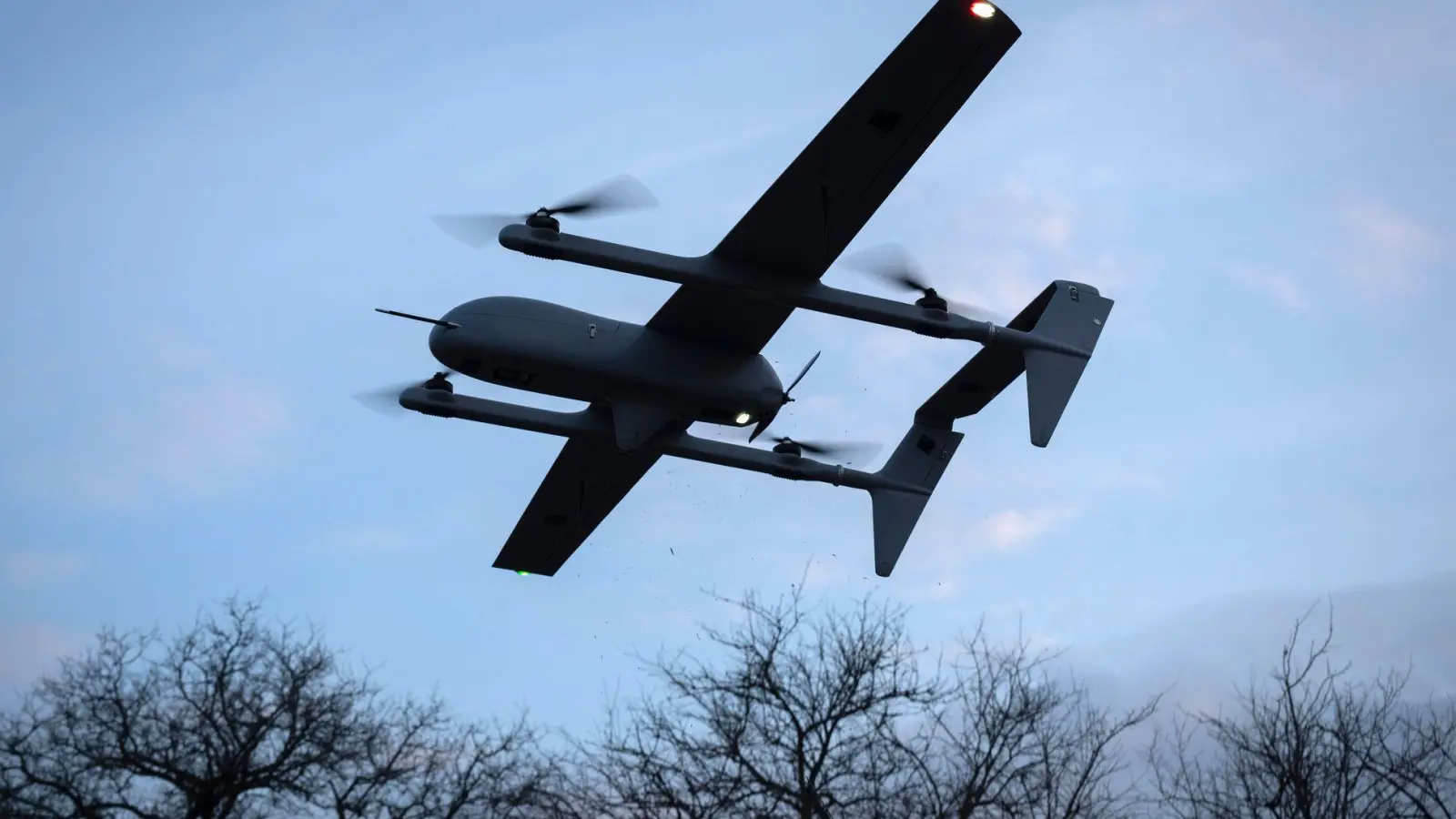 Die Ukraine greift mit Drohnen in ihrem Abwehrkampf gegen Moskaus Angriffskrieg immer wieder auch Ziele in Russland an. (Archivbild) (Foto: Efrem Lukatsky/AP/dpa)