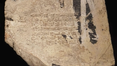 Ein Ziegelstein mit der Inschrift „Nebukadnezar, König von Babel“ aus dem Umfeld des Turms zu Babel (Etemenanki) aus Babylon. Er wird in das 6. Jahrhundert vor Christus datiert. (Handout) (Foto: -/Bibelmuseum Münster/dpa)