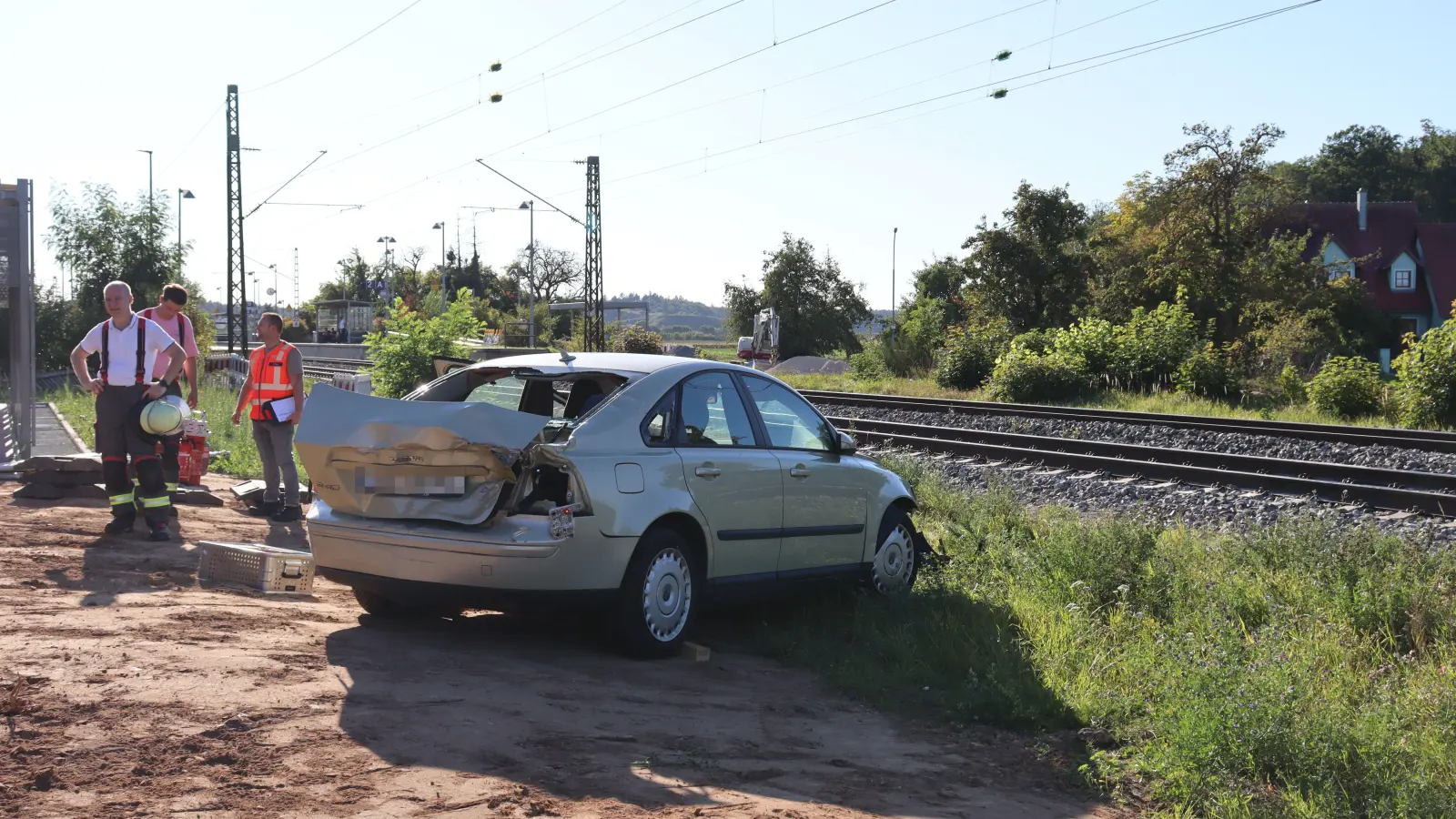 Mit Hilfe der Feuerwehr wurde das Auto von den Bahngleisen geborgen und anschließend abtransportiert. (Foto: Antonia Müller)