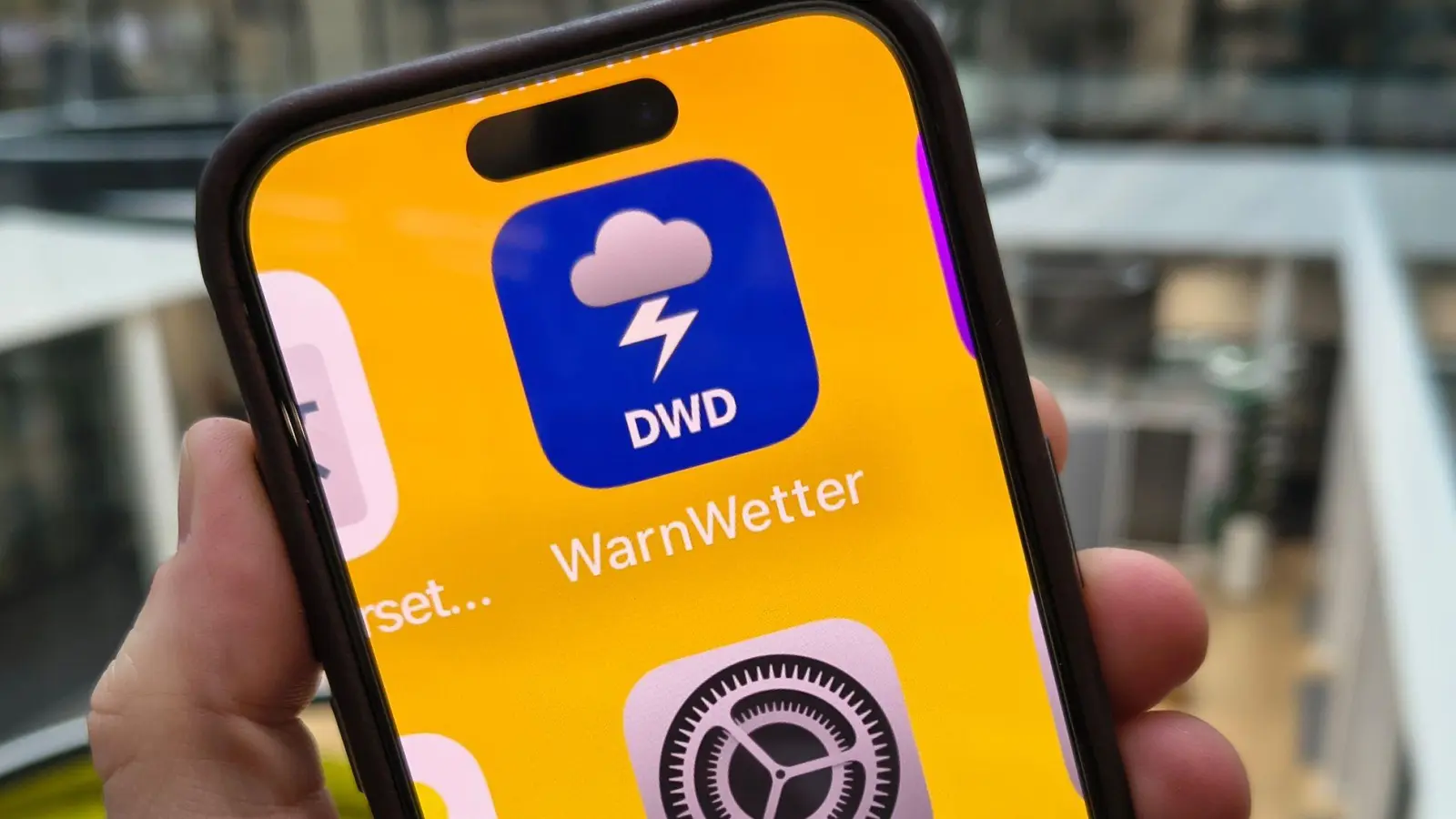 Die App-Icons auf dem Display sind plötzlich riesig? Tippen Sie mit drei Fingern zweimal auf das Display und die Ansicht ist wieder wie gewohnt. (Foto: Till Simon Nagel/dpa-tmn)