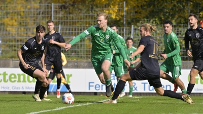 Niklas Seefried (Mitte) hatte in der ersten Hälfte gute Tormöglichkeiten gegen Schwaben Augsburg mit Rasmus Fackler-Stamm (rechts). (Foto: Martin Rügner)