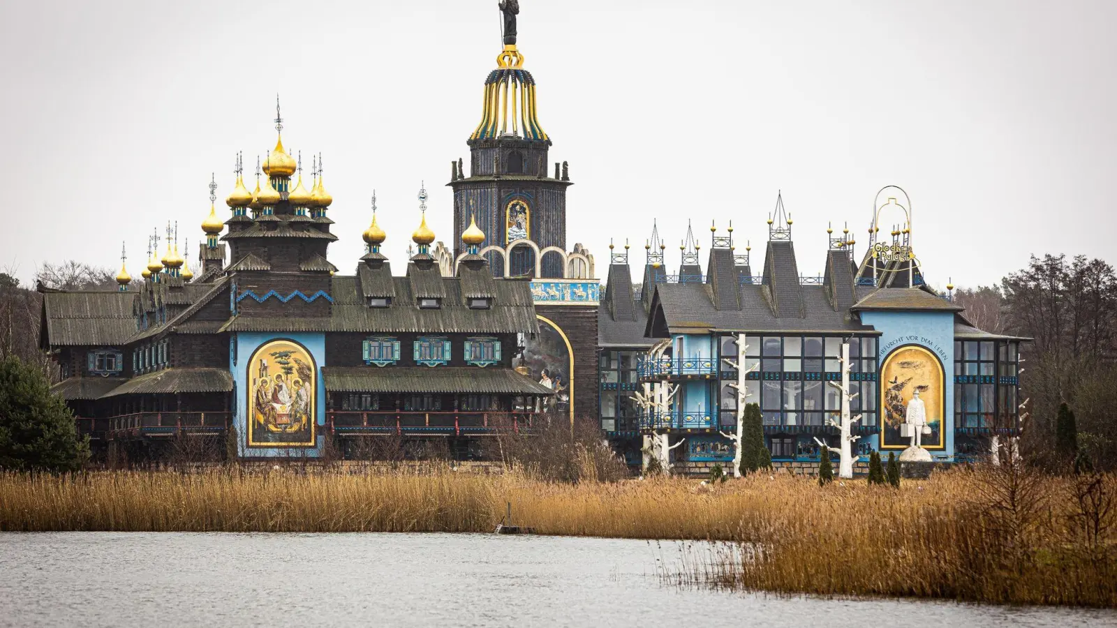 Der aus verschiedenen russischen Holzbaustilen erbaute Glockenpalast: Gifhorn will das Areal wieder zur Attraktion machen. (Foto: Moritz Frankenberg/dpa)