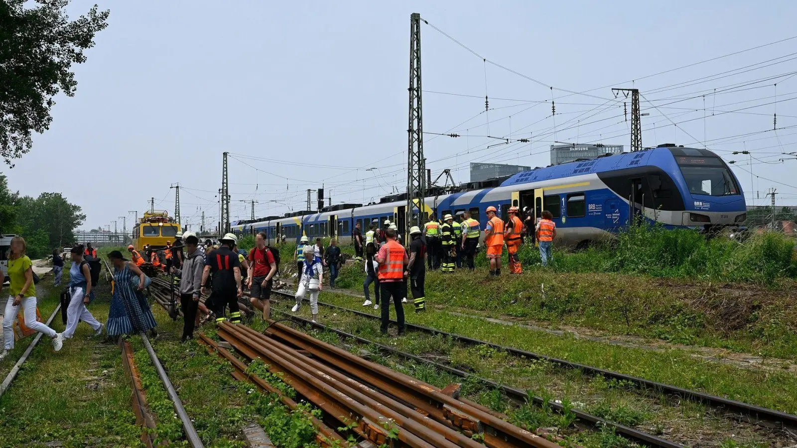 Über Leitern mussten die Fahrgäste den Zug auf offener Strecke verlassen.  (Foto: Berufsfeuerwehr München/dpa)