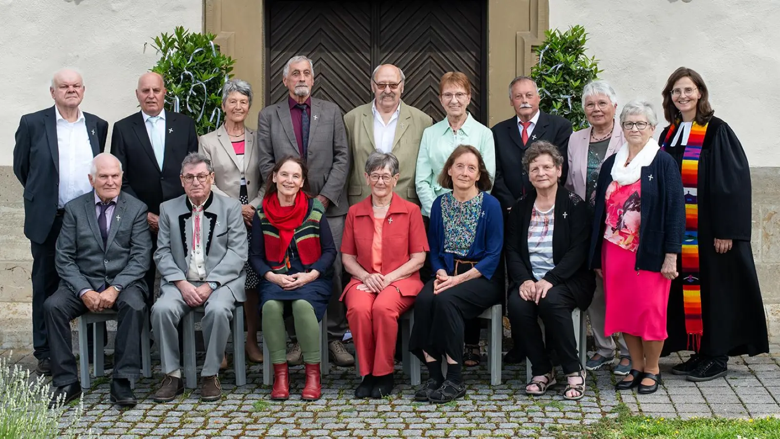 15 Jubilare feierten gemeinsam mit Pfarrerin Annette Boxdorfer-Nickel ihre Diamantene Konfirmation. Damit bestätigten sie in Lenkersheim nach 60 Jahren erneut ihren Glauben. (Foto: Fotostudio Heckel)
