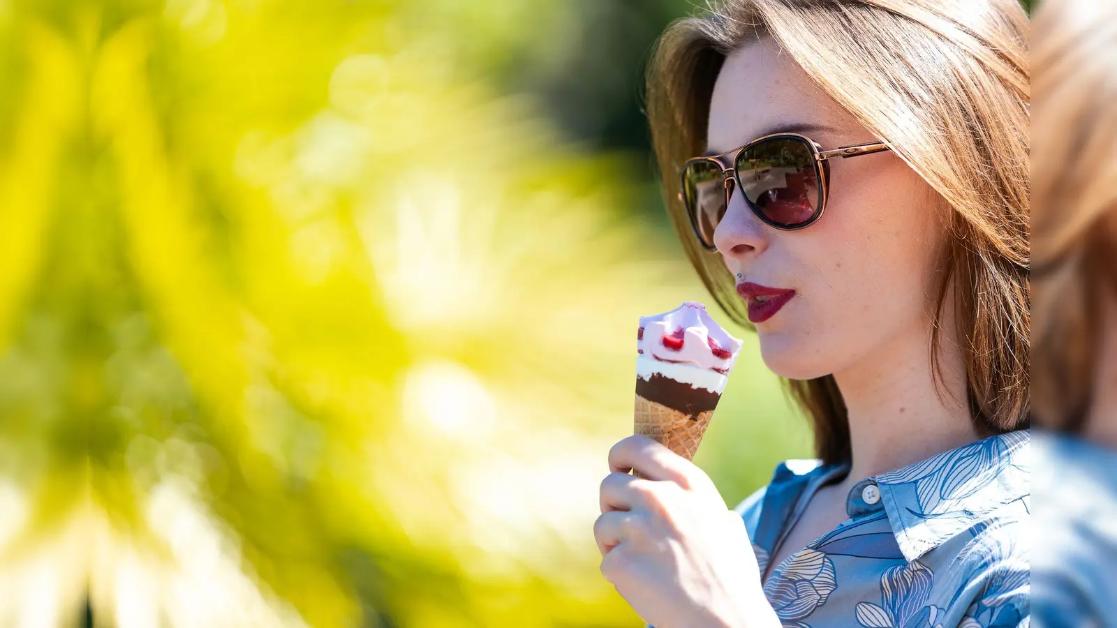 Temperaturen von teils über 31 Grad – perfektes Wetter für ein Eis. (Foto: Laszlo Pinter/dpa)