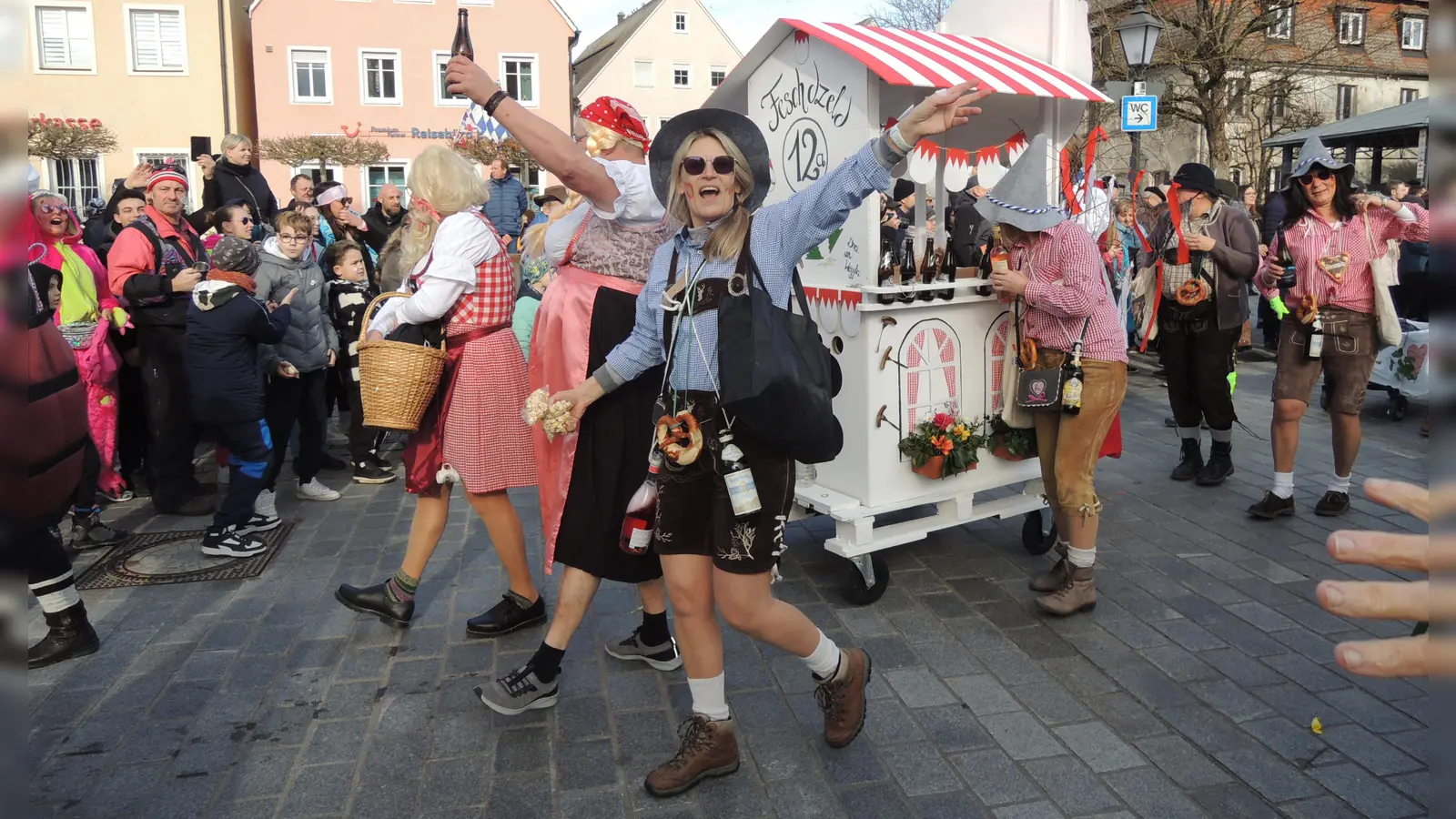 Die Mädels vom Team Schrotfeld kamen in Krachledernen, ihre Männer in Dirndln. (Foto: Peter Zumach)