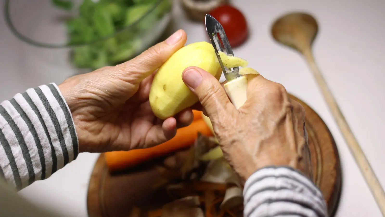 Als gesund gelten täglich fünf Portionen Obst und Gemüse (Archivbild). (Foto: Karl-Josef Hildenbrand/dpa)
