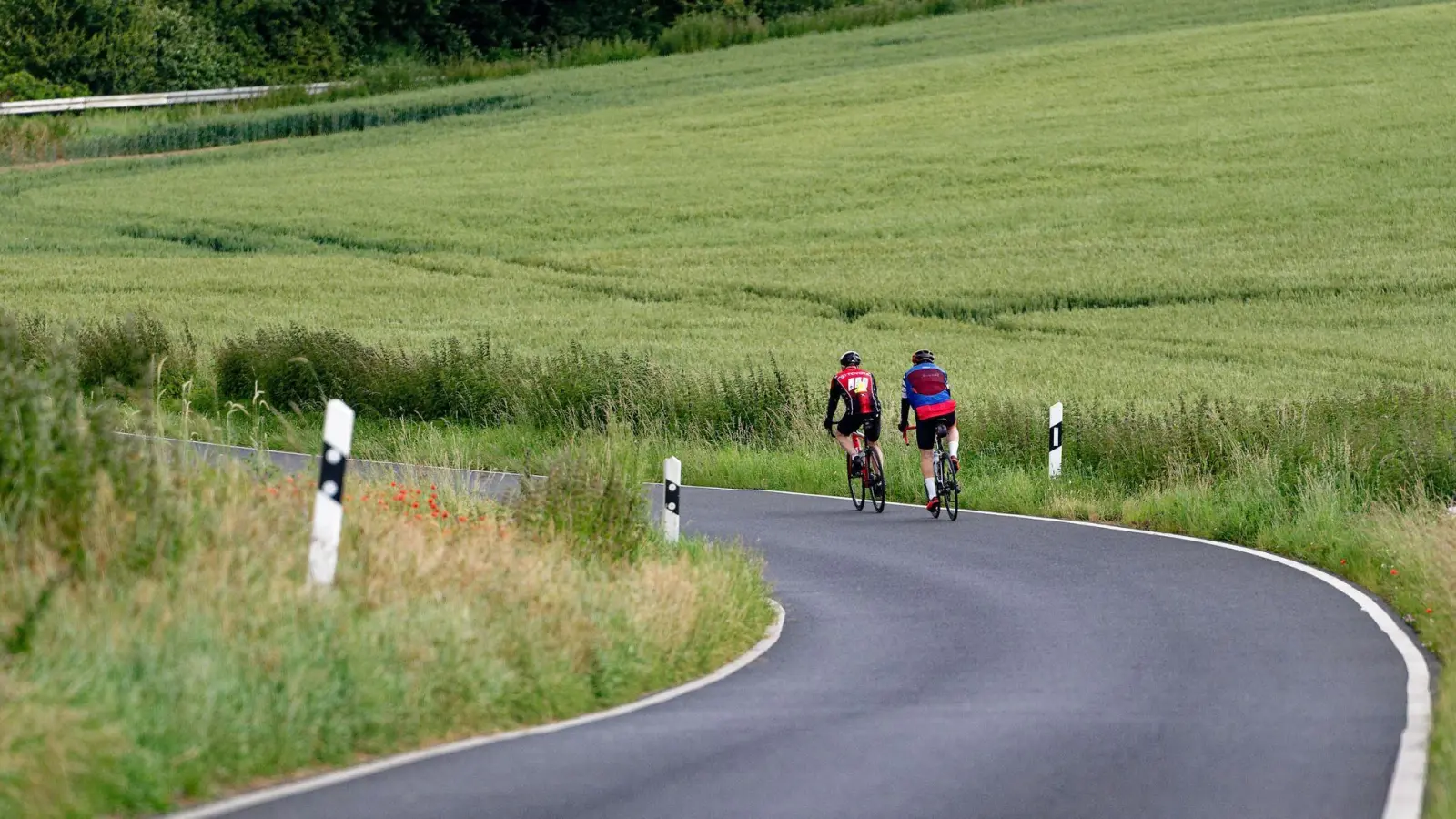 Angesichts der zunehmenden Zahl getöteter Radfahrer auf Landstraßen raten Experten dazu, bei der Tourenplanung auf sichere Alternativrouten zu setzen und auf helle, reflektierende Kleidung sowie gutes Fahrradlicht zu achten. (Foto: Henning Kaiser/dpa/dpa-tmn)