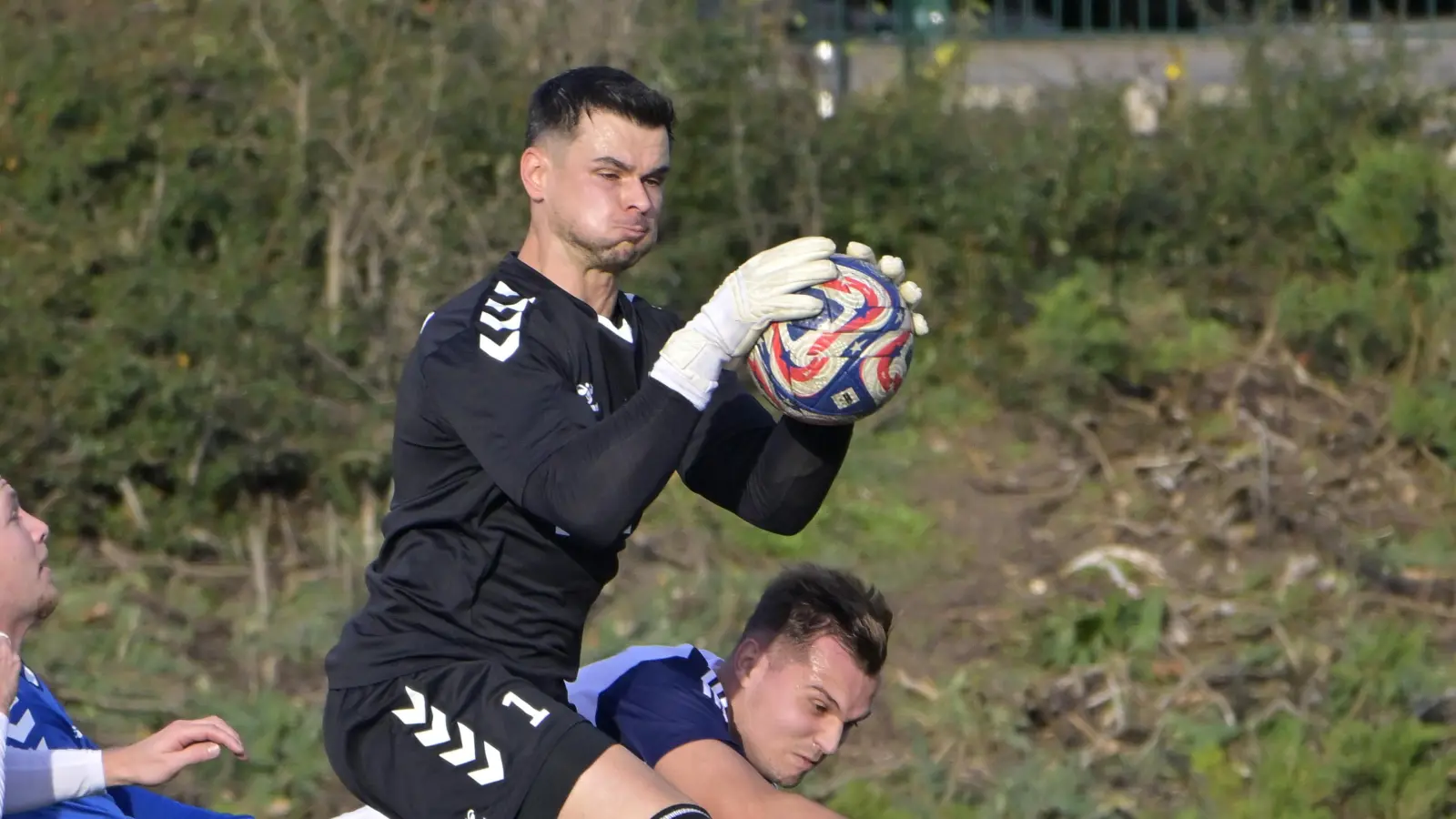 Daniel Himmrich (oben, im Spiel gegen Schwabach) wird künftig nicht mehr im Tor des SVG Steinachgrund stehen. Beide Seiten haben sich zu Beginn der Vorbereitung „in beiderseitigem Einvernehmen” getrennt. (Foto: Martin Rügner)