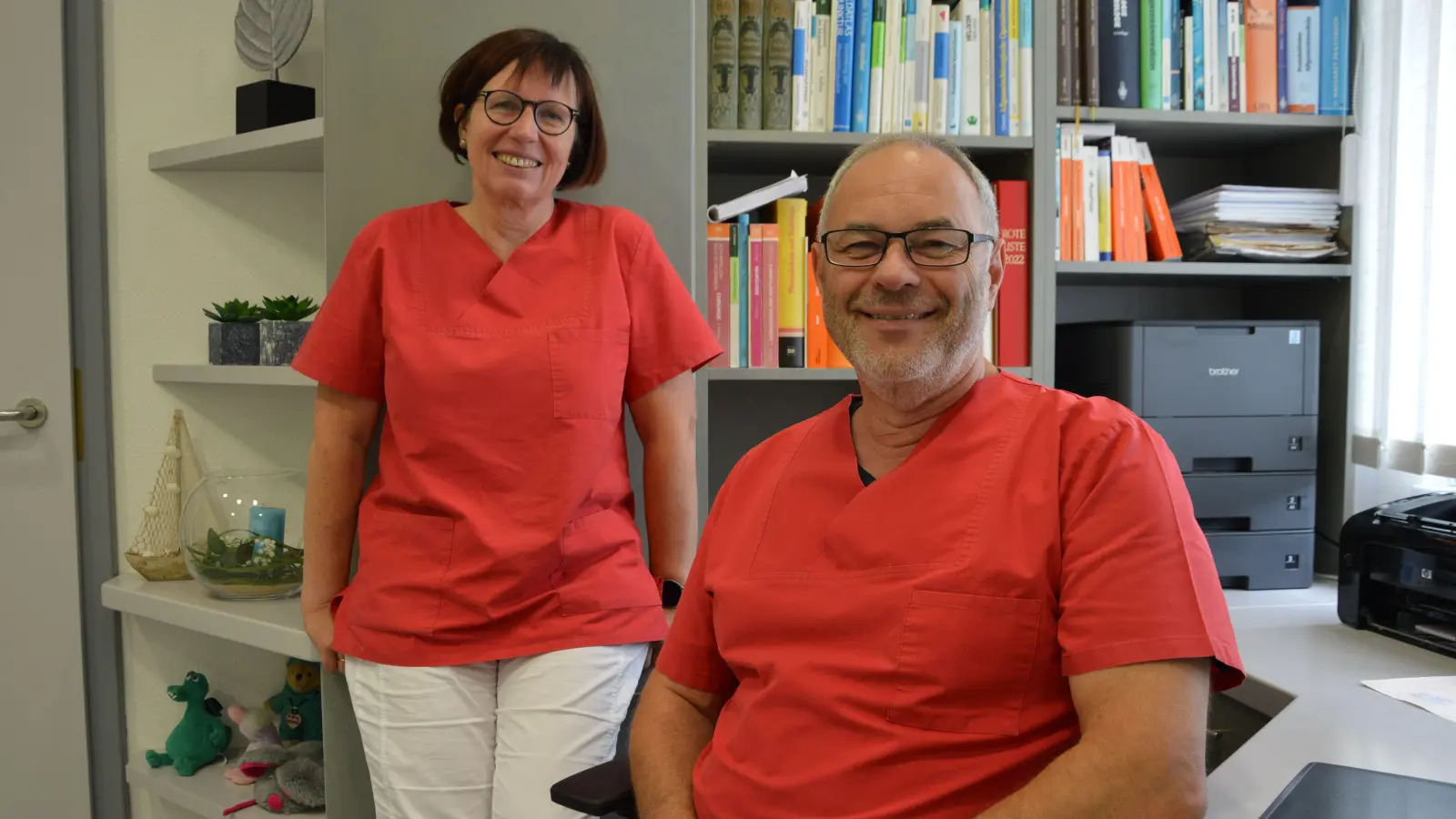 Die Deichhardts geben auf ... und machen weiter: Ursula und Dr. Georg Deichhardt werden in ihrer langjährigen Praxis in Ipsheim ab dem 1. Oktober als angestellte Ärzte der Medic-Center-Gruppe des Nürnberger Mediziners Dr. Norbert Schöll ihre Patientinnen und Patienten versorgen.  (Foto: Patrick Lauer)