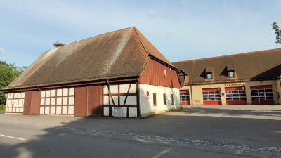 Der Bauhof in Burgbernheim ist derzeit noch auf mehrere Standorte verteilt. Auch diese Scheune neben der Feuerwehr an der Rothenburger Straße wird von den Mitarbeitern genutzt. (Foto: Nina Daebel)