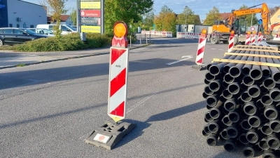 Derzeit wird der Bahnübergang in der Oberntiefer Straße in Bad Windsheim saniert. Noch geklärt werden muss, wo auf der Fahrbahn eine Querungshilfe für Fußgängerinnen und Fußgänger angebracht wird. (Foto: Katrin Merklein)