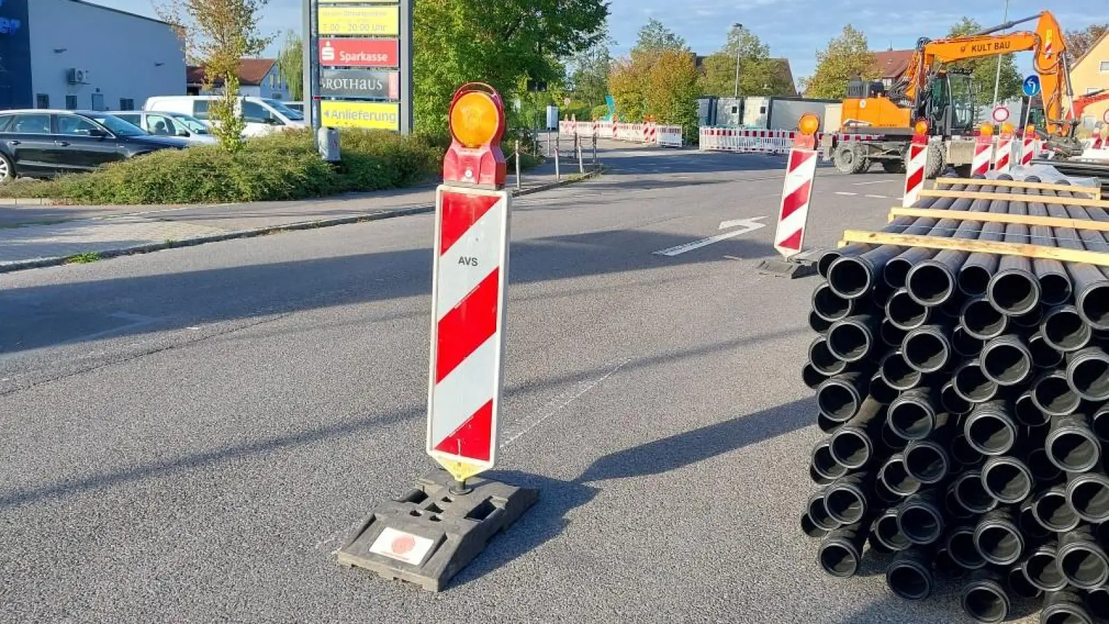 Derzeit wird der Bahnübergang in der Oberntiefer Straße in Bad Windsheim saniert. Noch geklärt werden muss, wo auf der Fahrbahn eine Querungshilfe für Fußgängerinnen und Fußgänger angebracht wird. (Foto: Katrin Merklein)