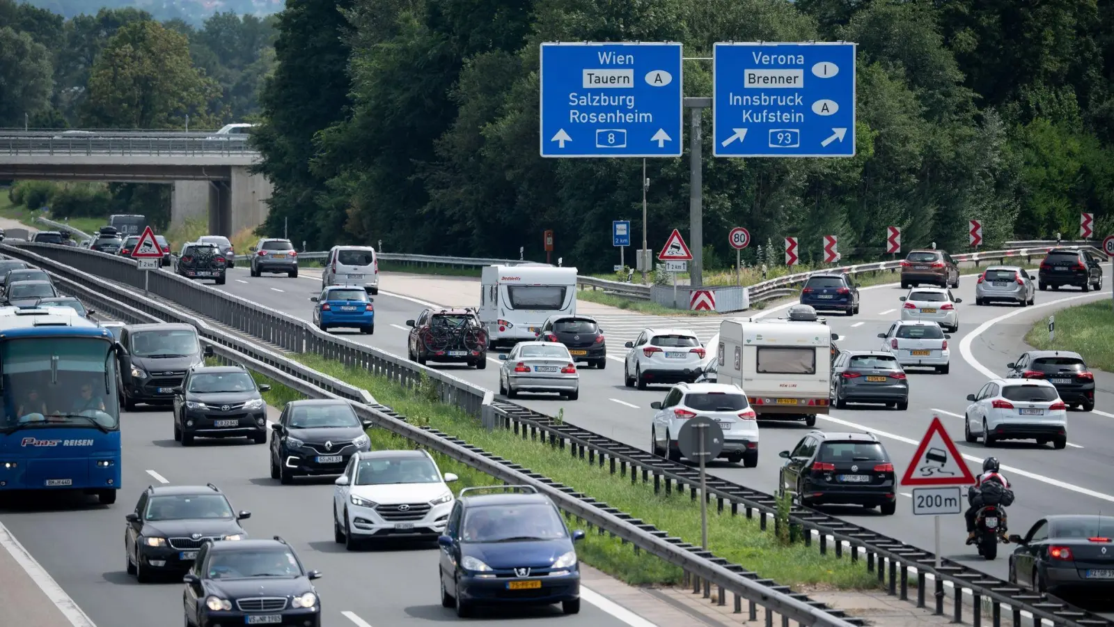 Wer mit dem Auto in ein europäisches Urlaubsland fährt, sollte vorab die lokalen Verkehrsregeln nachlesen. (Foto: Sven Hoppe/dpa/dpa-tmn)