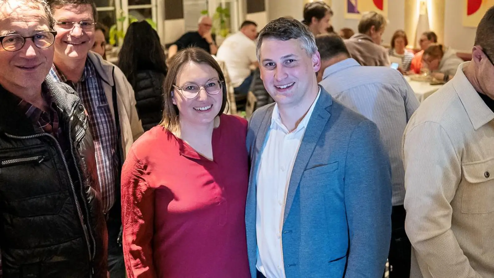 Im FSV-Heim feiert Philipp Flierl (rechts) mit seiner Frau Johanna, Freunden und Bekannten seinen Wahlsieg. (Foto: Mirko Fryska)