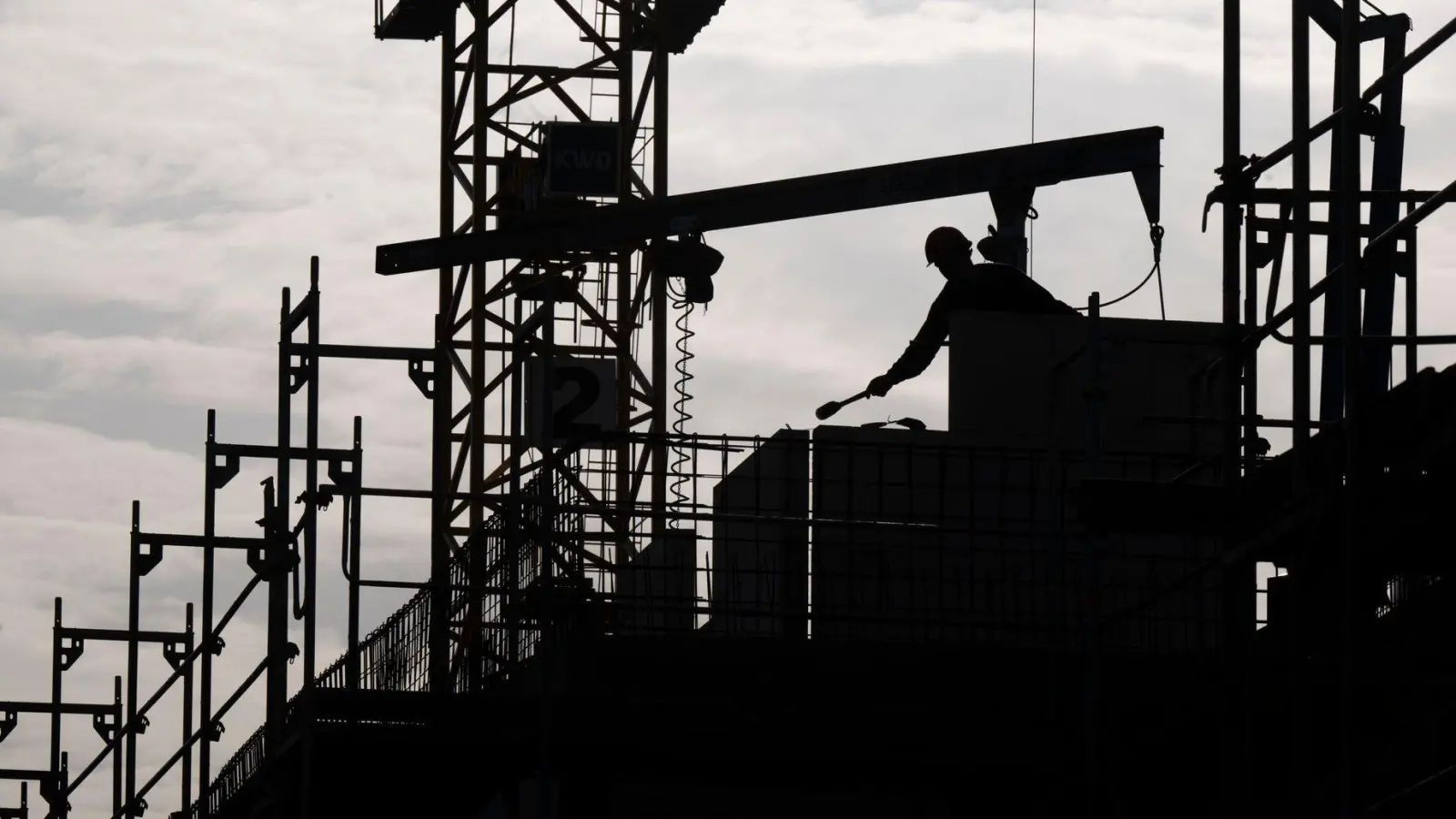Die Perspektiven für die deutsche Wirtschaft sind laut Ifo-Institut trotz leicht erhöhter Konjunkturprognose mau. (Symbolbild)  (Foto: Monika Skolimowska/dpa)