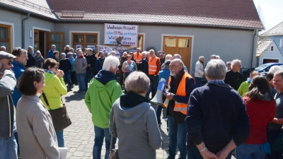 Gut 100 Personen trafen sich zum diesjährigen Ostermarsch am Dorfgemeinschaftshaus in Breitenau, mit dabei Barbara Metz (2. v. li.), die Bundesgeschäftsführerin der Deutschen Umwelthilfe Barbara Metz und Vorstand Gerhard Binder (mittig mit Megafon). (Foto: Peter Tippl)