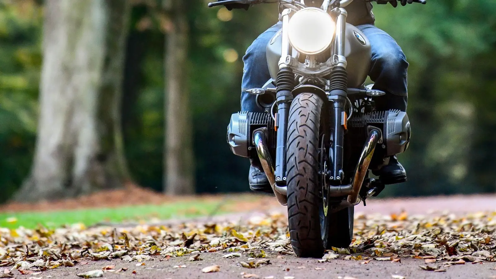 Zwischen Gutenstetten und Münchsteinach kamen zuletzt bei einem Unfall zwei Jugendliche auf Motorrädern ums Leben. (Symbolbild: Kirsten Neumann/dpa-tmn)