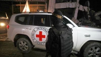 Bewaffnetes Hamas-Mitglied bei Übergabe von Geisel-Leichen. (Archivbild) (Foto: Yousef Al Zanoun/AP/dpa)