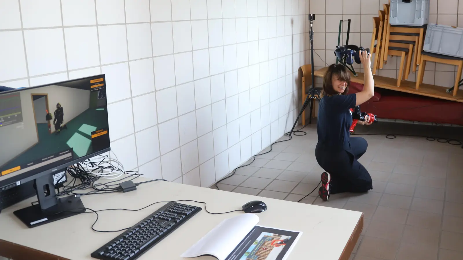 Feuerwehrfrau Taisiia Reinhart durchläuft in der Wache ein virtuelles, also computersimuliertes Einsatzszenario. (Foto: Oliver Herbst)