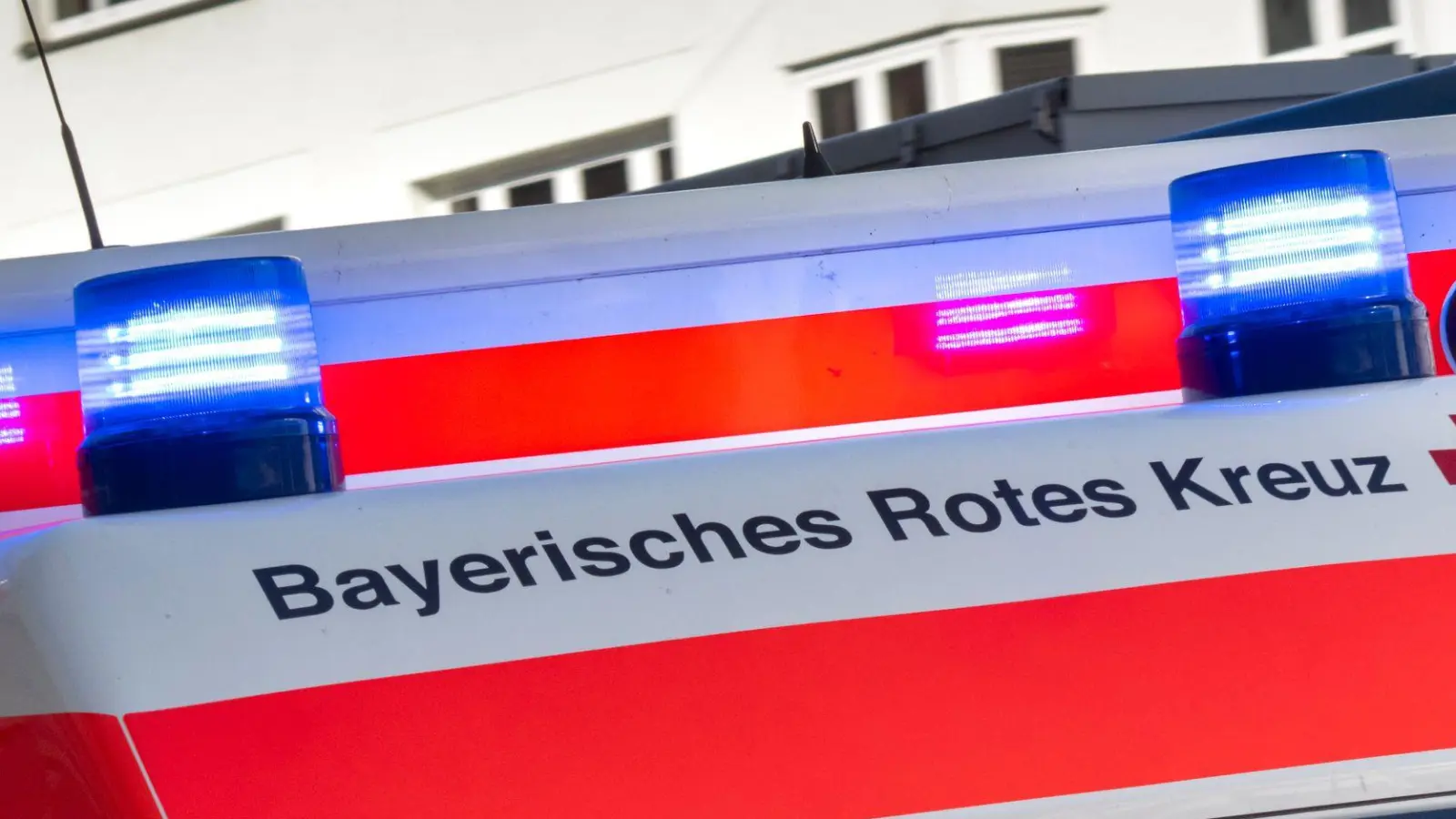 Der Motorradfahrer wurde mit schweren Verletzungen ins Krankenhaus gebracht. (Symbolbild) (Foto: Peter Kneffel/dpa)
