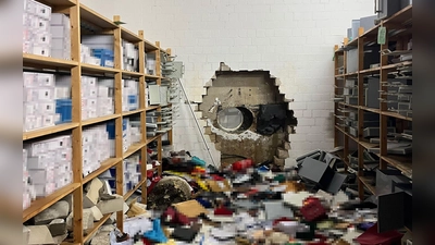 Nach dem Einbruch in die Sparkasse Gelsenkirchen-Buer ist das Foyer der Sparkasse wieder geöffnet. Kunden können dort jetzt wieder die Geldautomaten nutzen. (Archivbild) (Foto: -/Polizei Gelsenkirchen/dpa)