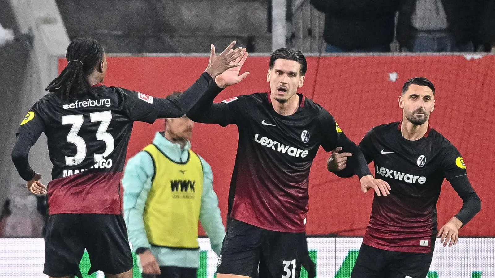 Igor Matanovic (M) zeigt sich beim SC Freiburg eiskalt. (Foto: Harry Langer/dpa)