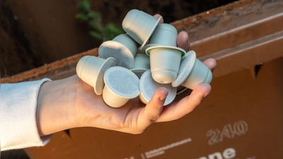 Wohin mit den kompostierbaren Kaffeekaseln? (Foto: Peter Kneffel/dpa/dpa-tmn)