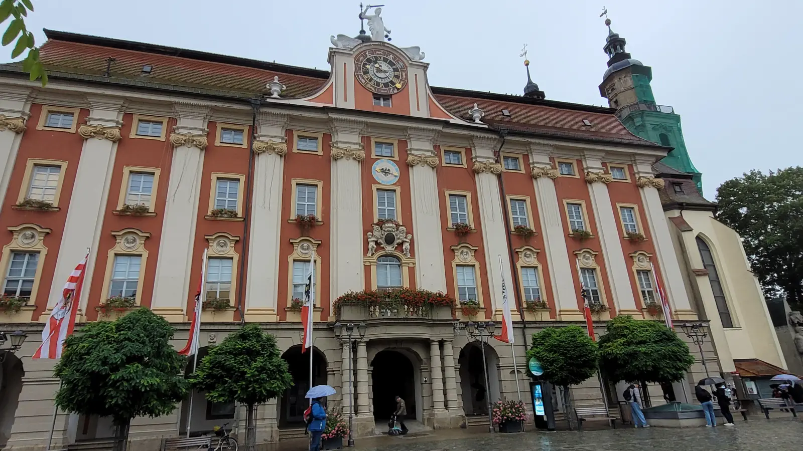 CSU, FWG und Lila wollen Bürgermeister Jürgen Heckel den Chefsessel im Rathaus streitig machen. (Foto: Nina Daebel)