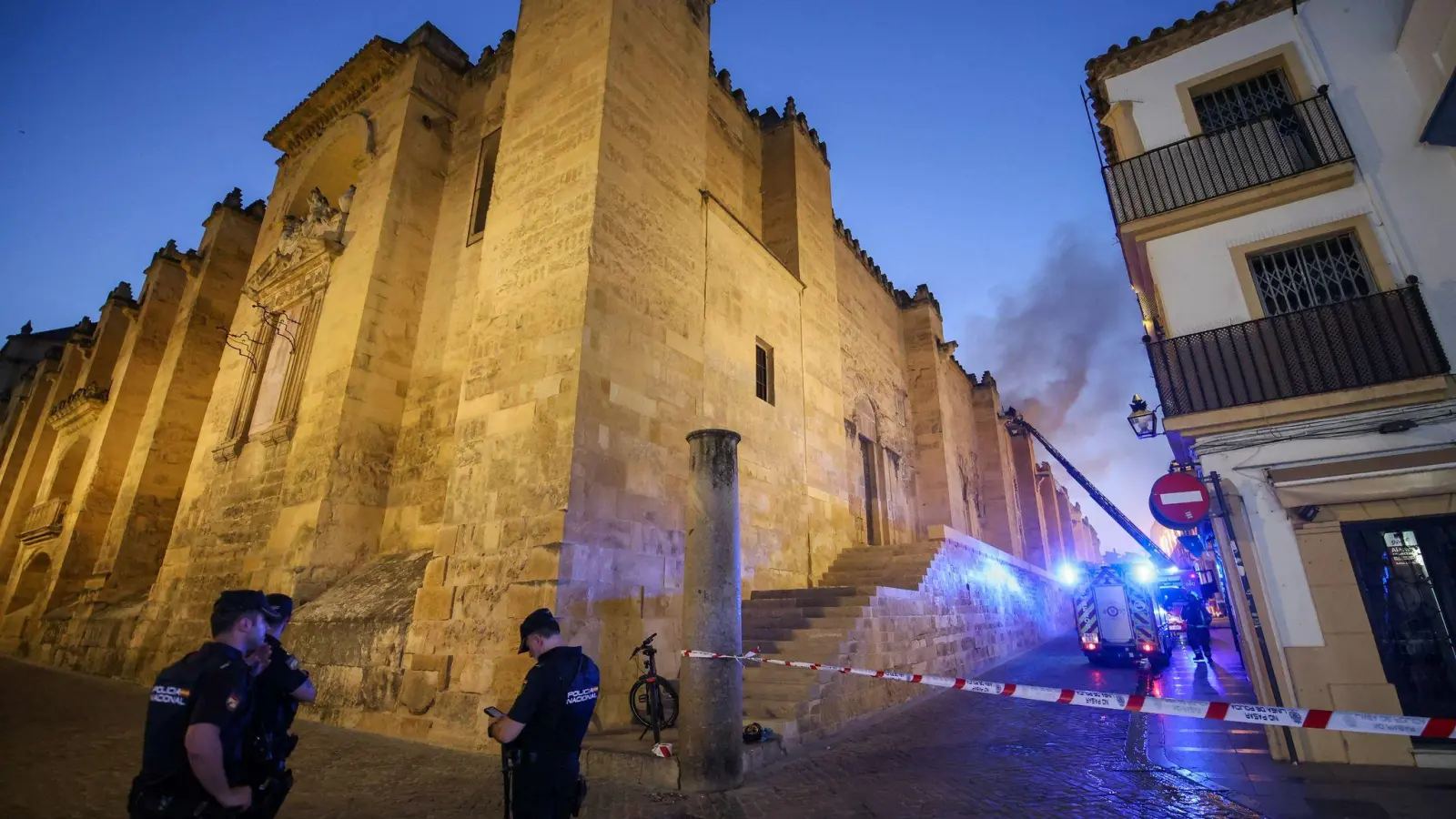 Feuerwehrleute waren vor Ort, um den Brand zu löschen.  (Foto: Madero Cubero/EUROPA PRESS/dpa)