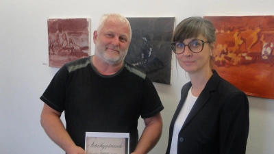 Jürgen Wolf mit seiner Anwältin Dr. Sylvia Meyerhuber. In den Händen hält er Kopien von Dokumenten, die beweisen, dass es sich bei seinem Anwesen um das ehemalige markgräfliche Fischhaus handelt. (Foto: Winfried Vennemann)
