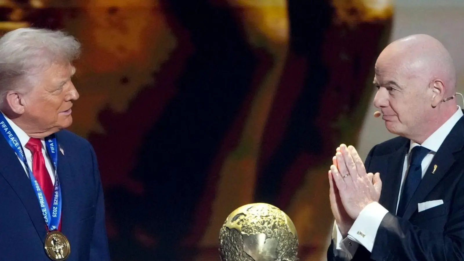 Was lief da zwischen US-Präsident Trump (l) und FIFA-Präsident Infantino? (Archivbild) (Foto: Chris Carlson/AP/dpa)