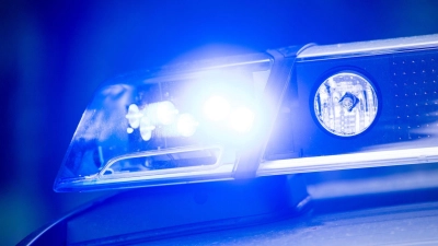 Dutzende Polizisten sind an der Schule im Einsatz. (Symbolbild) (Foto: Lino Mirgeler/dpa)