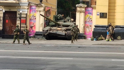 Auf dieser Videoaufnahme steht ein gepanzertes russisches Fahrzeug in einer Straße in Rostow am Don. Russlands Präsident Wladimir Putin hat angesichts des bewaffneten Aufstands des Chefs der Söldnerarmee Wagner, Jewgeni Prigoschin, von „Verrat“ gesprochen und zur Ausschaltung der Drahtzieher aufgerufen. (Foto: Uncredited/AP/dpa)