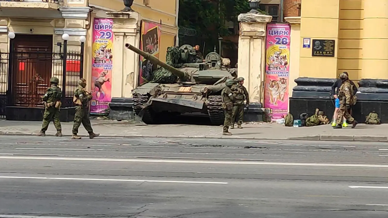 Auf dieser Videoaufnahme steht ein gepanzertes russisches Fahrzeug in einer Straße in Rostow am Don. Russlands Präsident Wladimir Putin hat angesichts des bewaffneten Aufstands des Chefs der Söldnerarmee Wagner, Jewgeni Prigoschin, von „Verrat“ gesprochen und zur Ausschaltung der Drahtzieher aufgerufen. (Foto: Uncredited/AP/dpa)