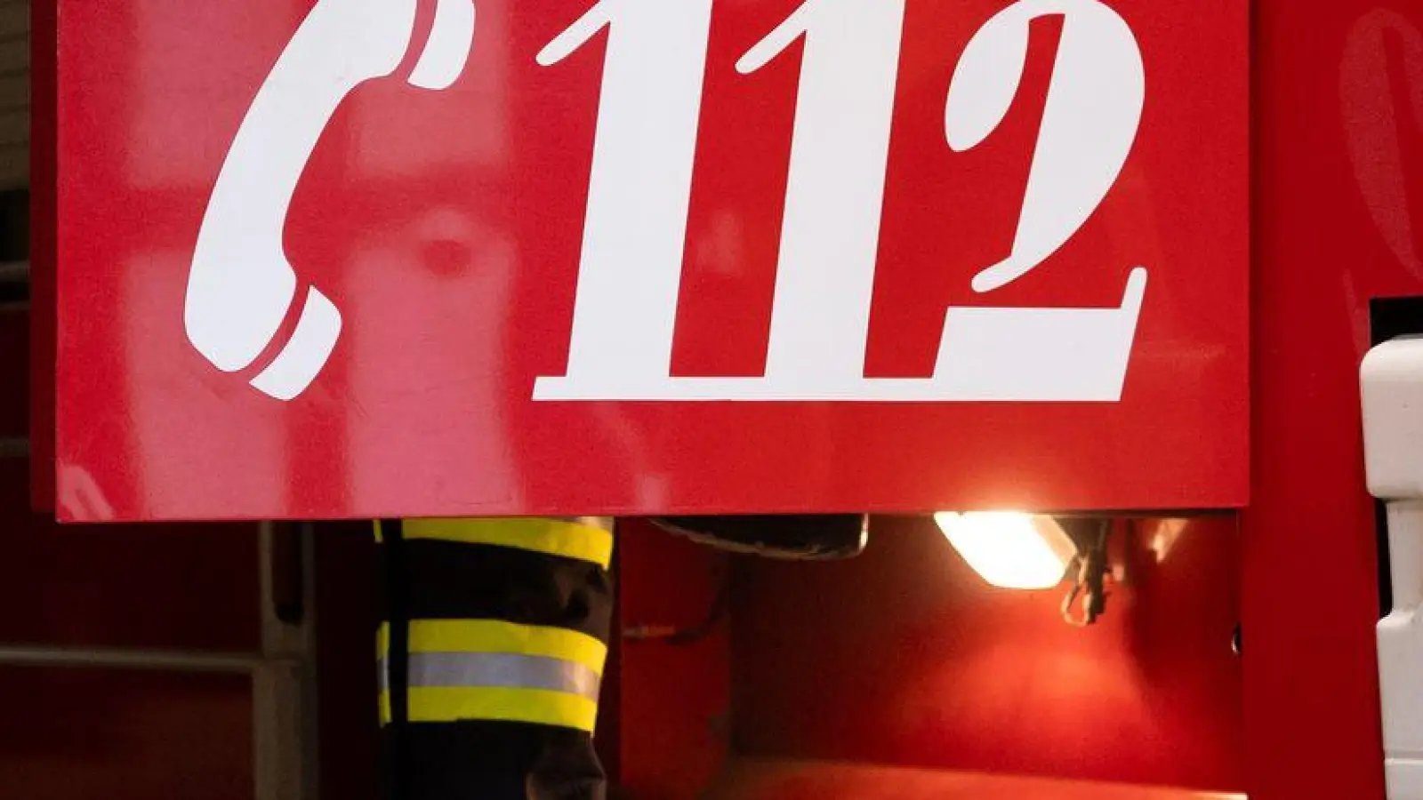 Feuerwehrleute löschen den Brand in dem Wohnhaus. (Symbolbild) (Foto: Niklas Treppner/dpa)