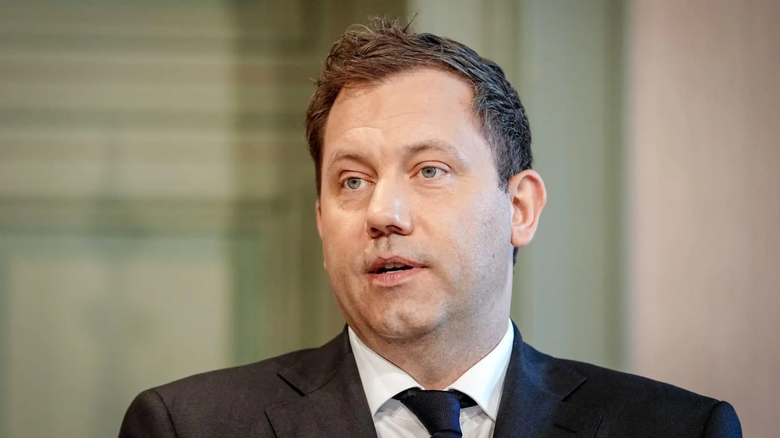 Finanzminister Lars Klingbeil (SPD) will Hemmnisse für private Investitionen abbauen. (Archivbild) (Foto: Kay Nietfeld/dpa)