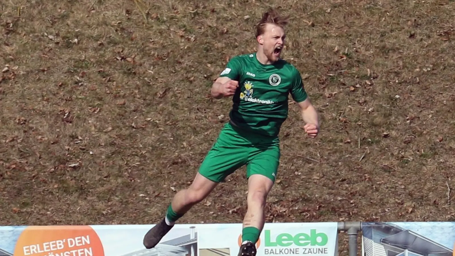 Der überragende Niklas Seefried bejubelt eines seiner beiden Tore. (Foto: Michael Horling)