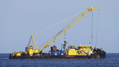 Das riesige Schiff, das vor der italienischen Mittelmeerinsel in etwa 50 Metern Tiefe liegt, soll bis Mitte Juni nach oben gebracht werden.  (Foto: Alberto Lo Bianco/LaPresse via ZUMA Press/dpa)