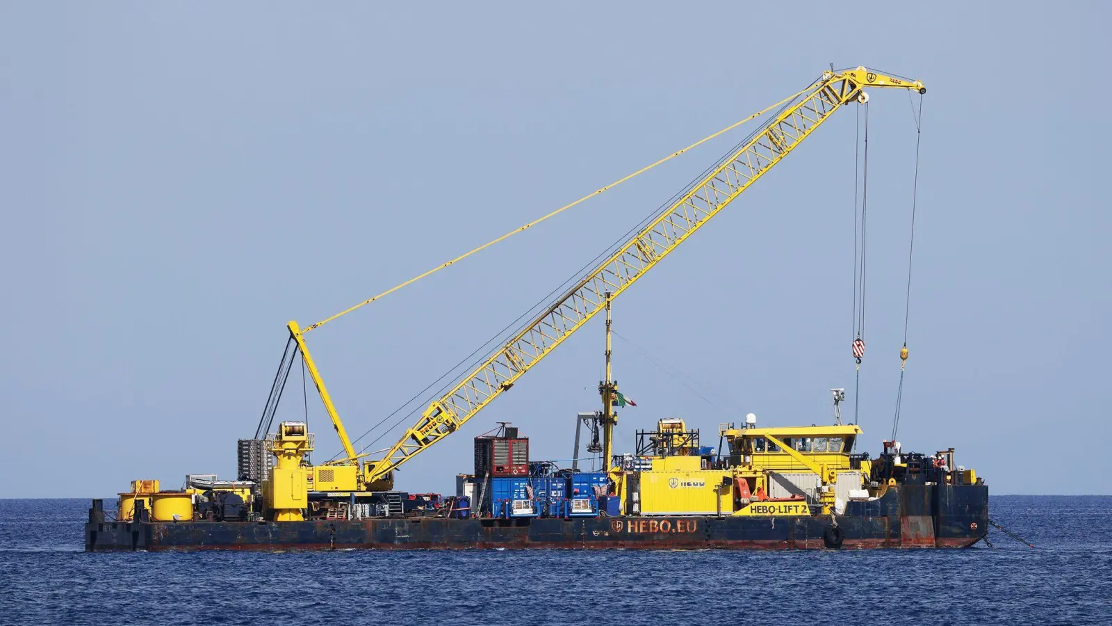 Das riesige Schiff, das vor der italienischen Mittelmeerinsel in etwa 50 Metern Tiefe liegt, soll bis Mitte Juni nach oben gebracht werden.  (Foto: Alberto Lo Bianco/LaPresse via ZUMA Press/dpa)