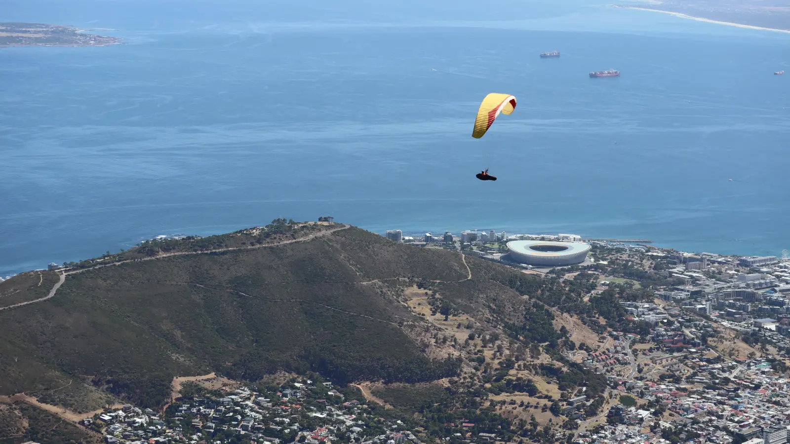 Traumhaftes Wetter für weite Blicke und für einen Gleitschirmflug: Nur selten präsentiert sich der Tafelberg so musterhaft. Oft ist er in einen weißen Schleier gehüllt. Unten liegt Kapstadt, deutlich zu erkennen ist das DHL Stadium, das für die Fußball-WM 2010 gebaut wurde. (Foto: Gudrun Bayer)