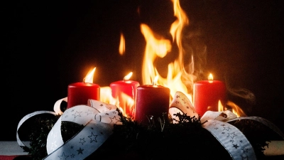 Passiert schneller, als man denkt: Damit nur die Kerzen brennen, nicht aber der ganze Adventskranz, sollte man auf ein paar Dinge achten. (Foto: Markus Scholz/dpa-tmn)