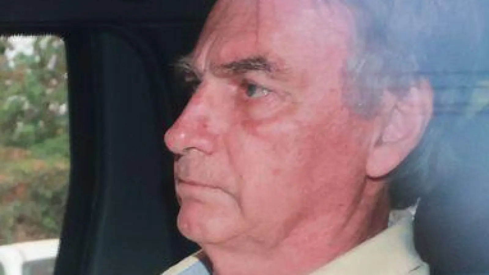 Brasiliens früherer Präsident Jair Bolsonaro verlässt ein Krankenhaus. (Foto: Luis Nova/AP/dpa)