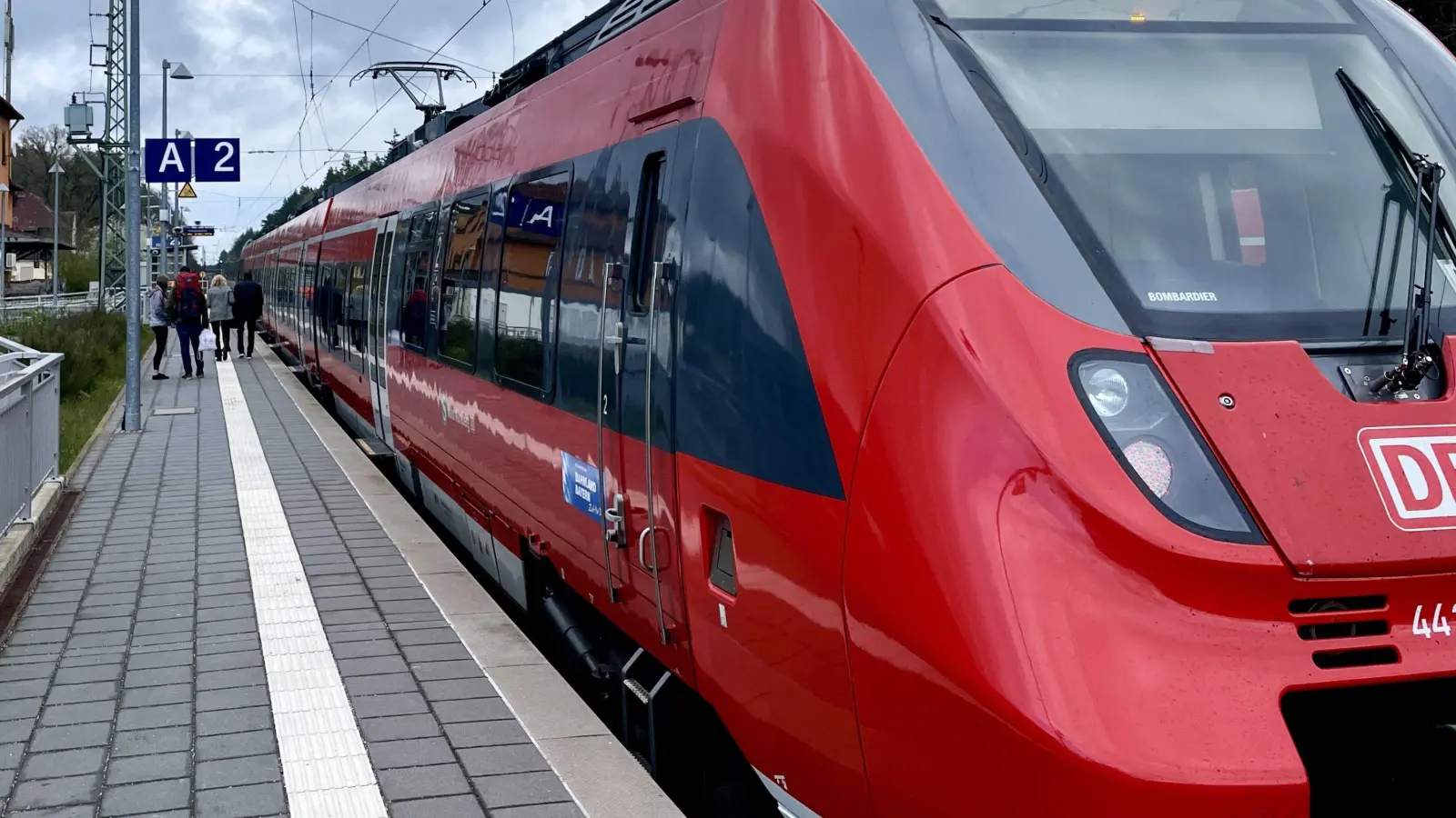 Der Bahnhof in Wicklesgreuth: Wegen eines umgestürzten Baums auf den Gleisen war die Strecke nach Windsbach am Freitagabend vorübergehend gesperrt. Seit 18.30 Uhr ist sie wieder freigegeben. (Archivbild: Thomas Wirth)